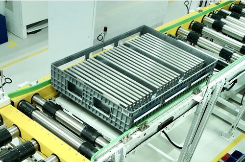 左手訂單右手?jǐn)U產(chǎn) 動力電池產(chǎn)業(yè)迎來爆發(fā)式增長，搶人大戰(zhàn)悄然上演